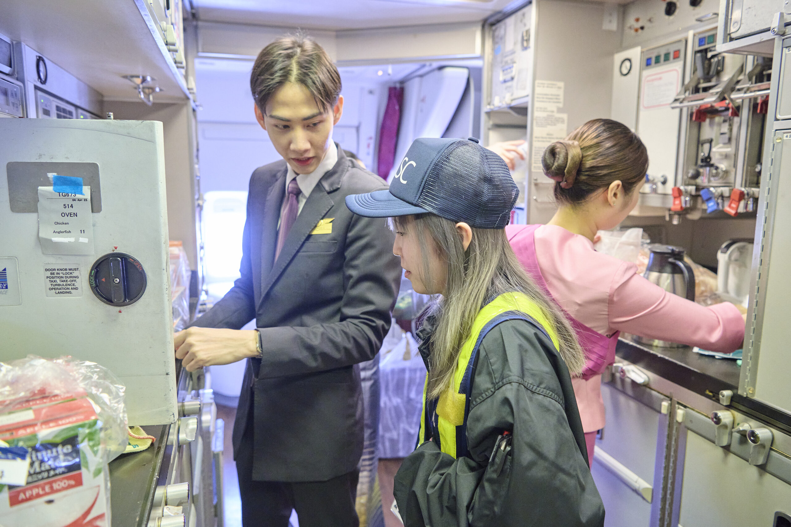 機内食の搭載業務